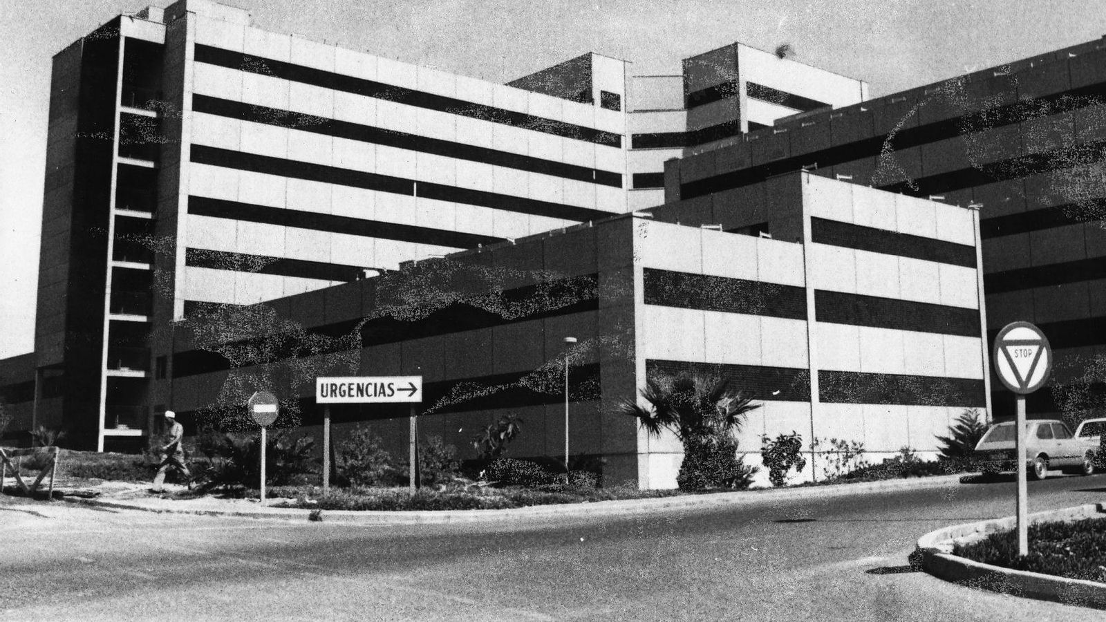 El hospital, sin apenas coches, preparado el 3 de noviembre de 1983 para recibir a sus nuevos pacientes