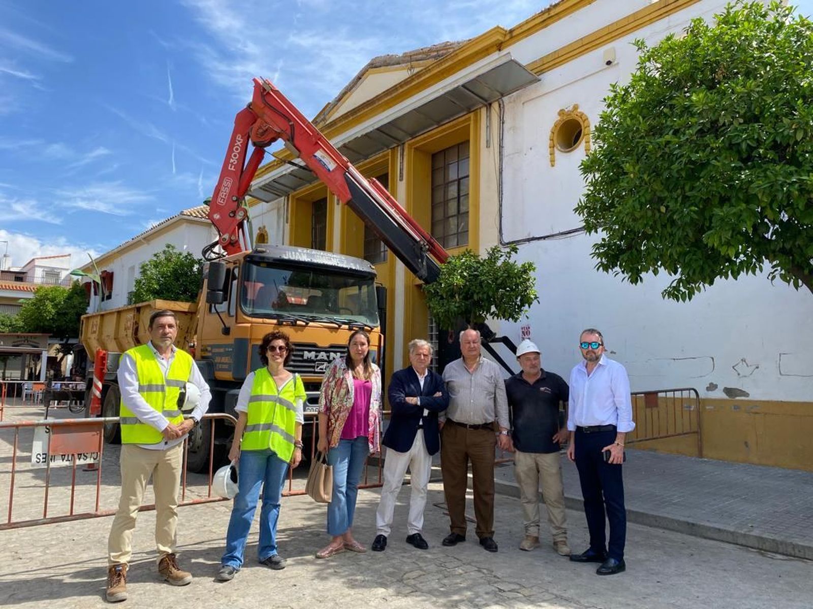 María Luisa Gómez Calero y Salvador Fuentes, en el centro, visitan las obras del antiguo Cine Osio.