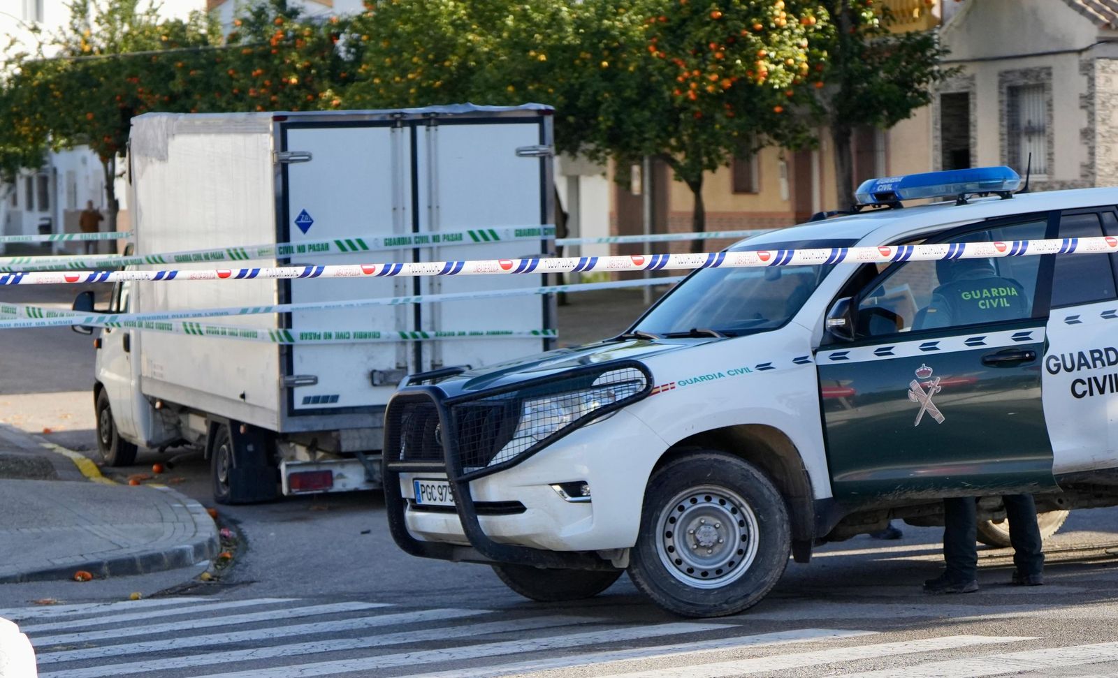 Un vehículo de la Guardia Civil, junto a la furgoneta en Estella.