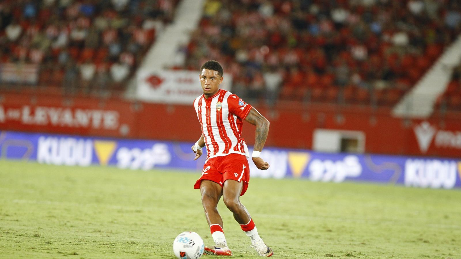 Chirino conduce el balón durante el encuentro que enfrentó a los rojiblancos el pasado sábado con el Real Sporting.