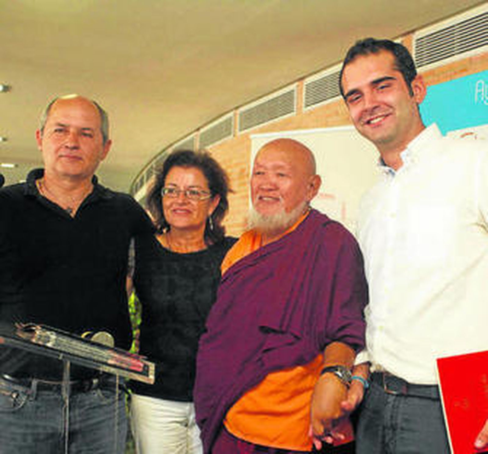 El concejal, Ramón Fernández-Pacheco con el Lama Gangchen Rimpoche.
