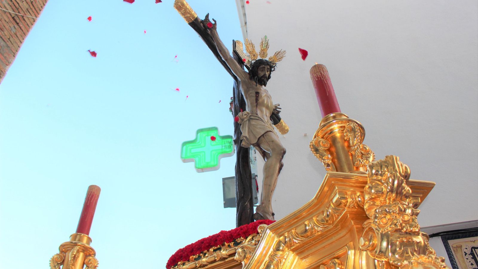 La petalada al Cristo del Amor en la calle Estación, en Marbella.