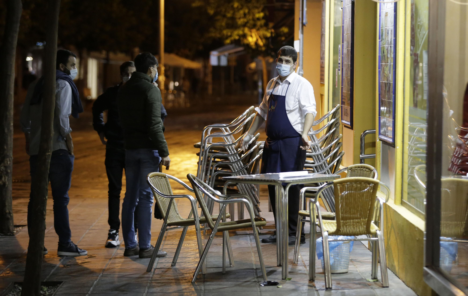 Los sevillanos cumplen el toque de queda