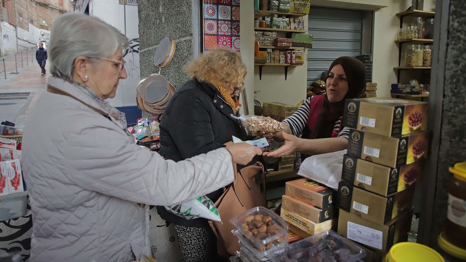 Vecinas de Algeciras hacen sus compras en la tienda especializada en especias y hierbas puesta en marcha por Aricha Azizi.