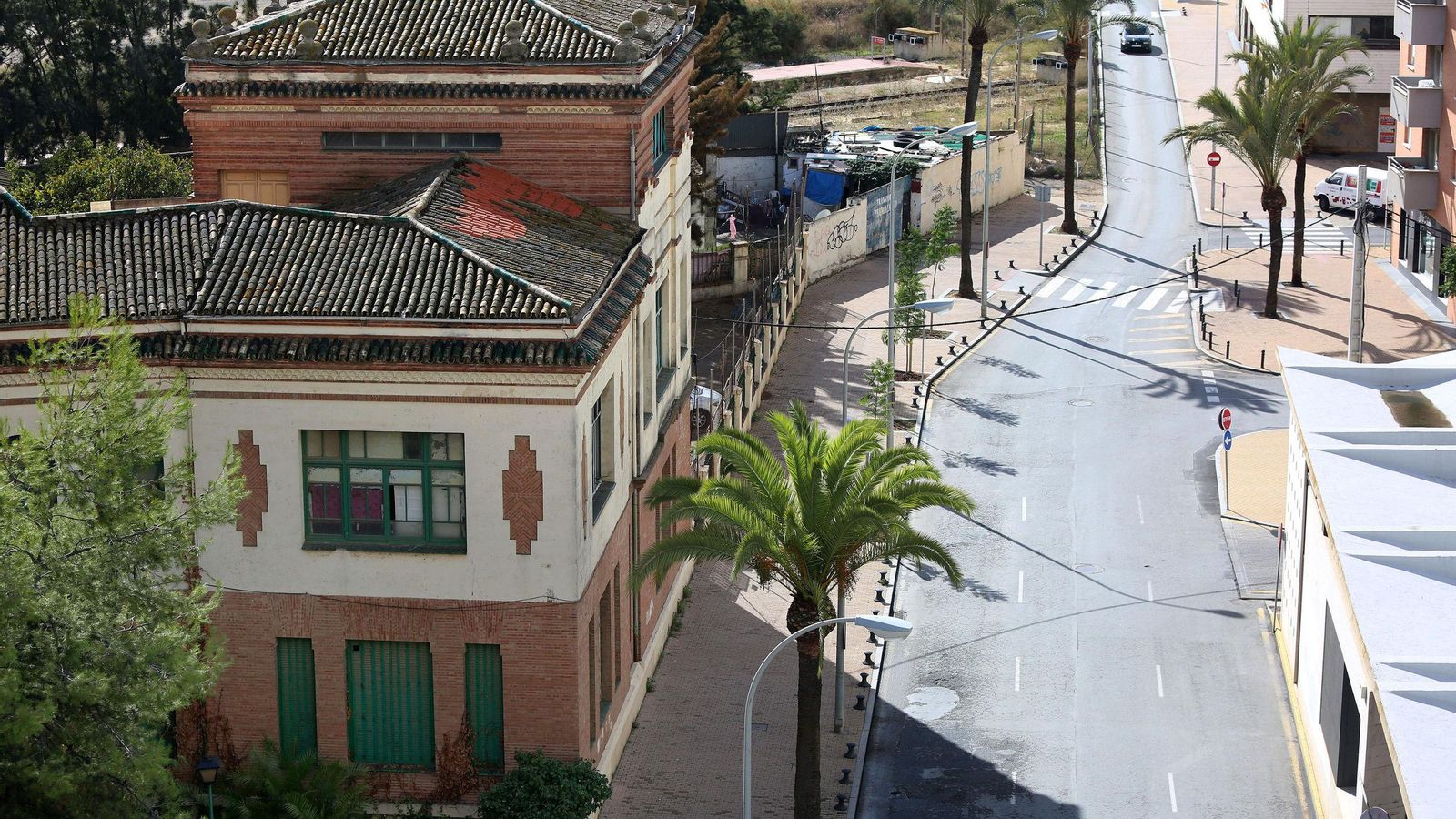 Imagen de archivo de la calle Ángel Muriel, que se reurbanizará con la ampliación total a tres carriles y nuevos acerados.