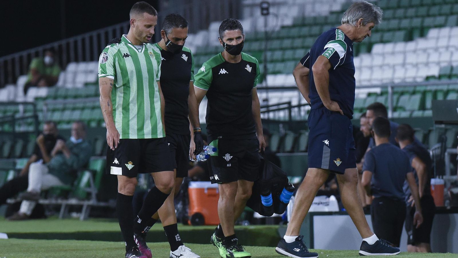 Canales se retira del partido tras lesionarse el tobillo.