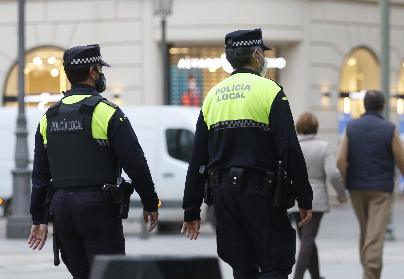 Dos agentes de la Policía Local de Córdoba.