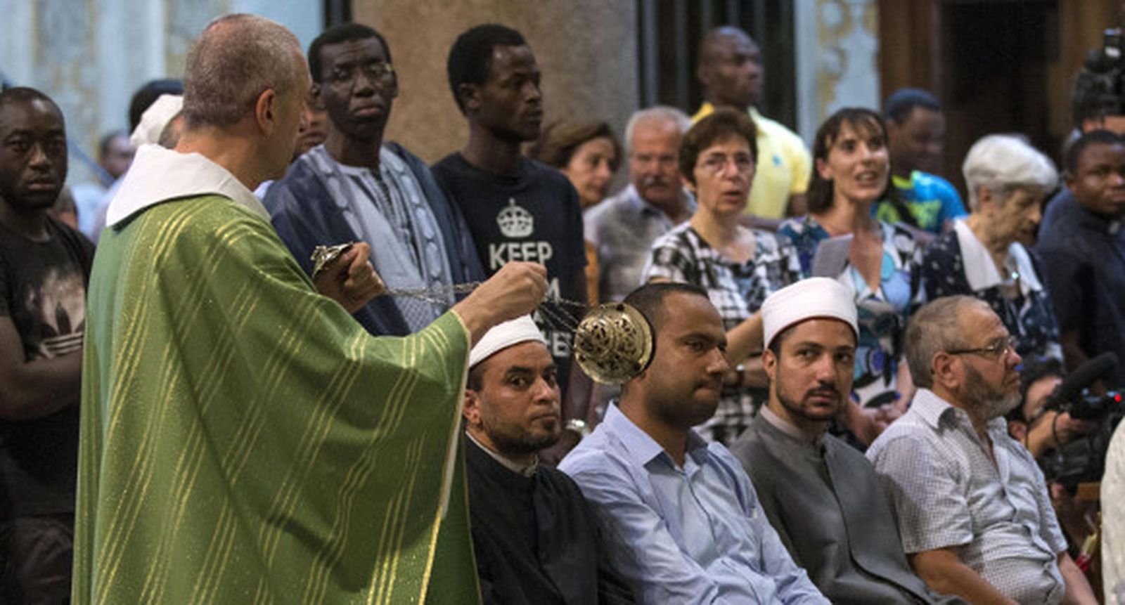 Católicos y musulmanes rezan juntos en la iglesia donde asesinaron al cura