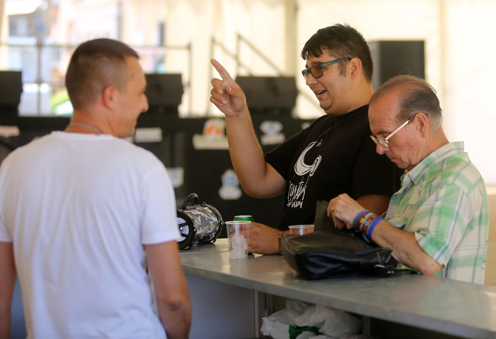 Imágenes del ambiente de Jueves en las Colombinas de día de Isla Chica