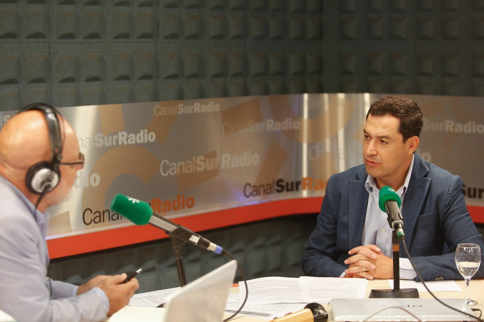 El presidente de la Junta, Juanma Moreno, durante la entrevista en Canal Sur de este lunes.