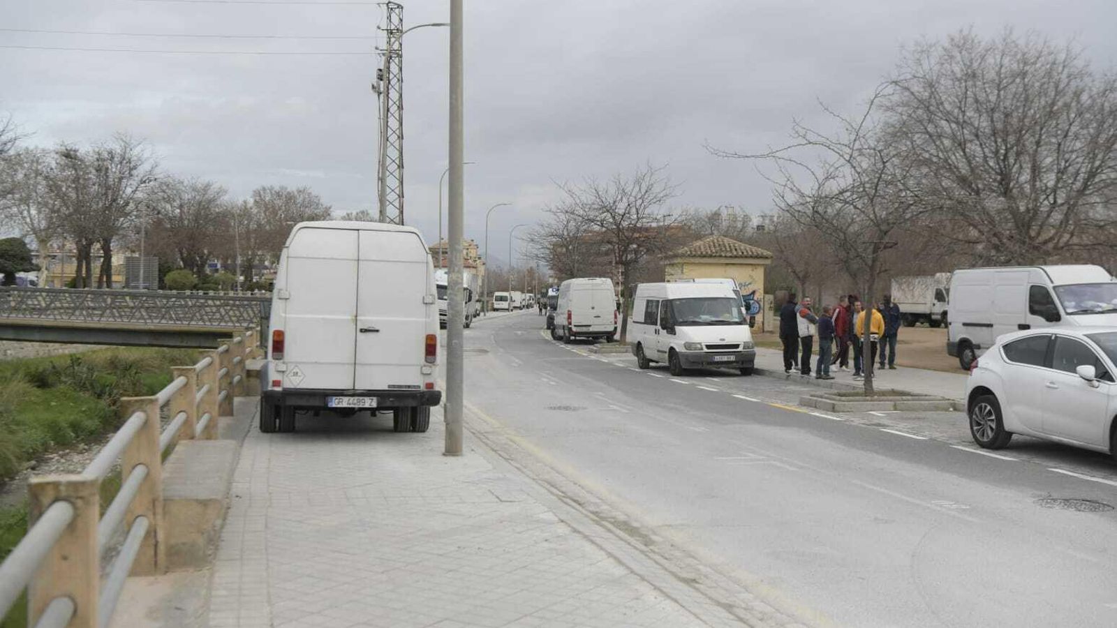 Espacio que queda en la acera del río cuando aparcan las furgonetas.