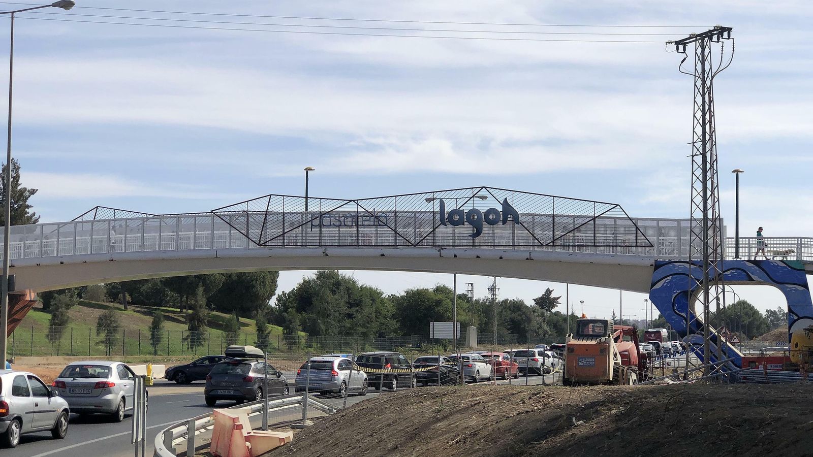 Acessos colapsados al centro comercial.