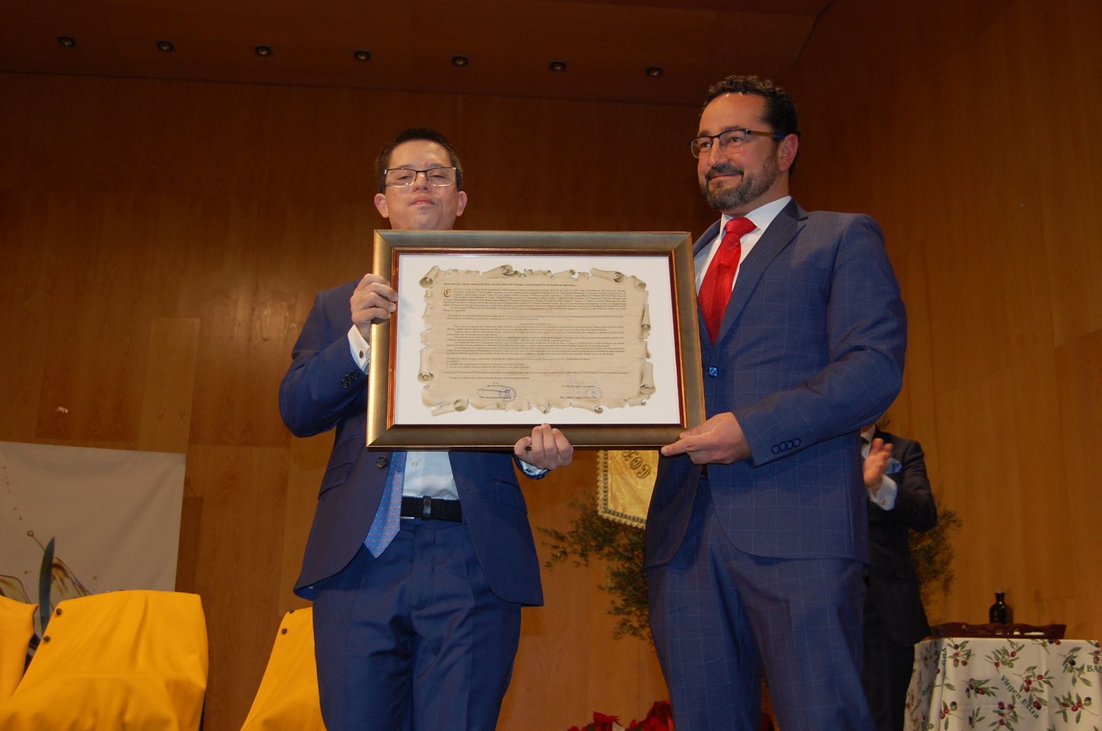 Francisco Iván Núñez de Prado recibe la distinción a su padre de manos de Jesús Rojano