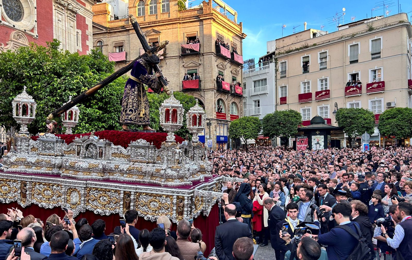El Señor de Pasión en la Plaza del Salvador, uno de los espacios más vigilados de la Semana Santa de Sevilla.
