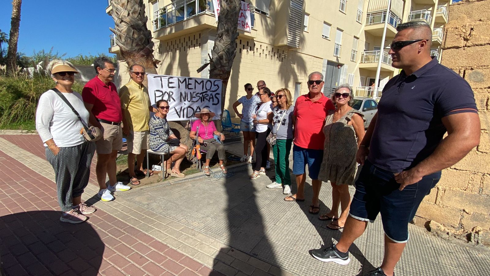 María Jesús con algunos vecinos este domingo