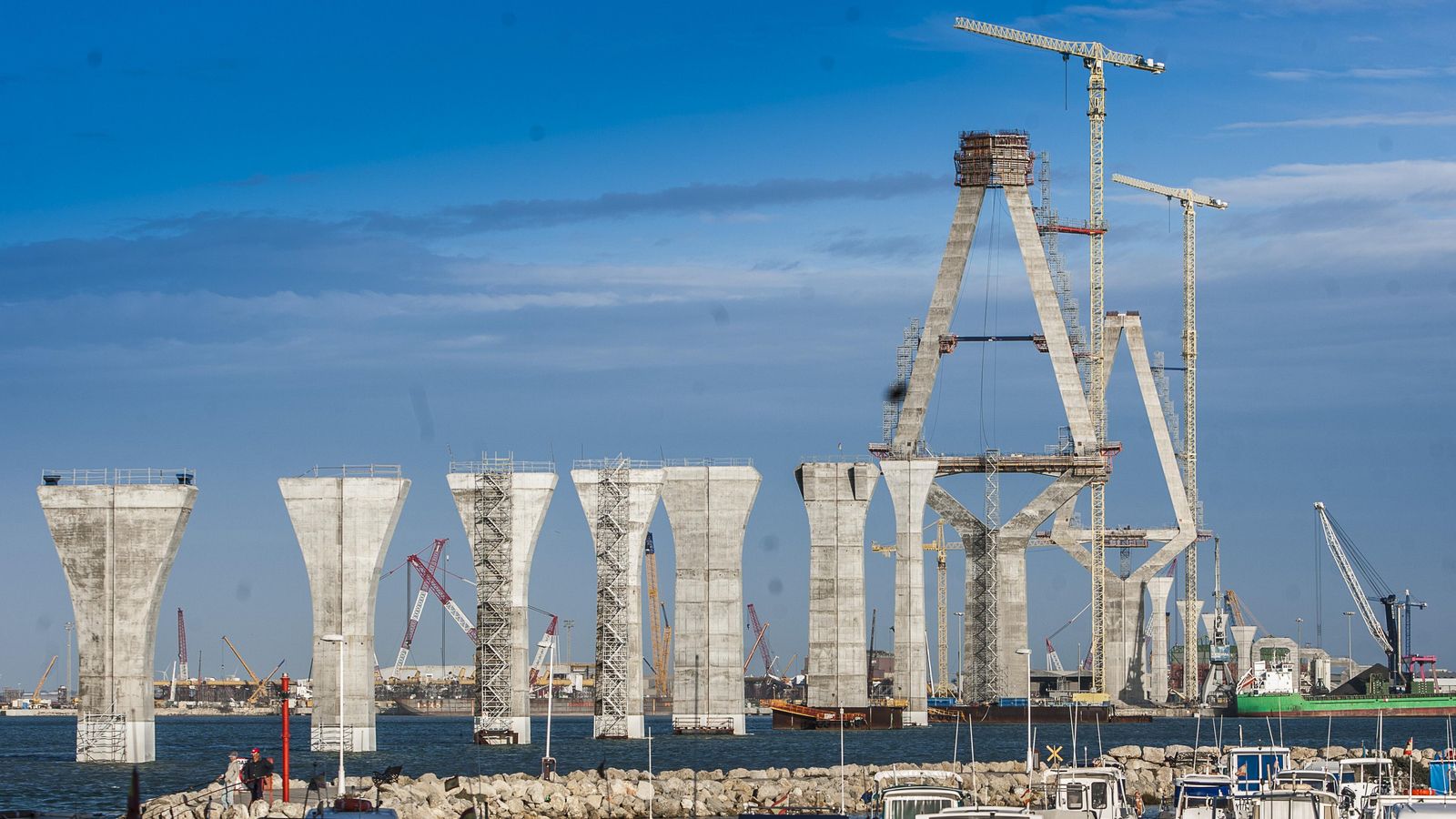 Pilares listos para instalar los tableros.