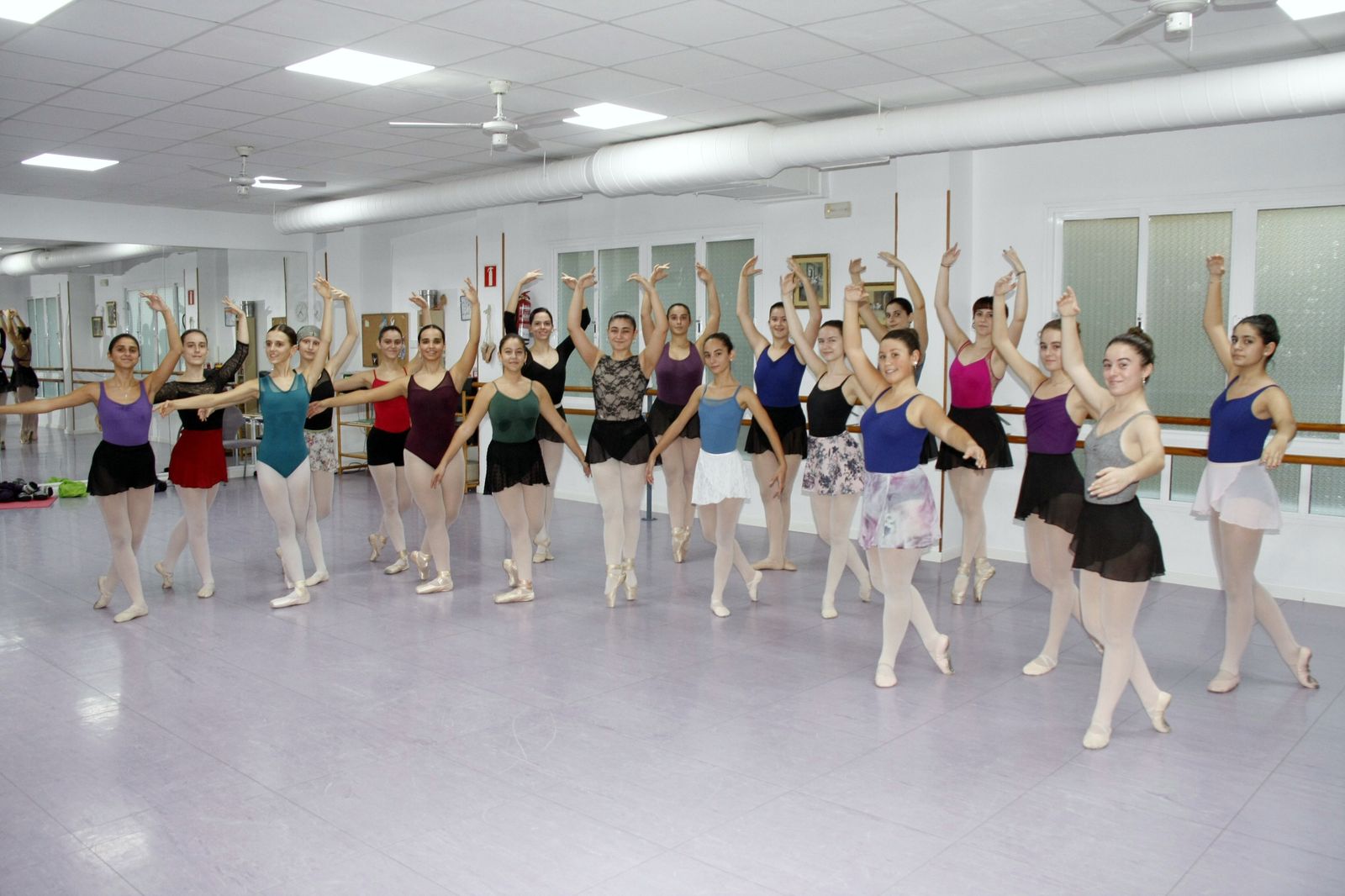 Un grupo de alumnas durante su preparación para los exámenes de ‘The Royal Academy of Dance’.