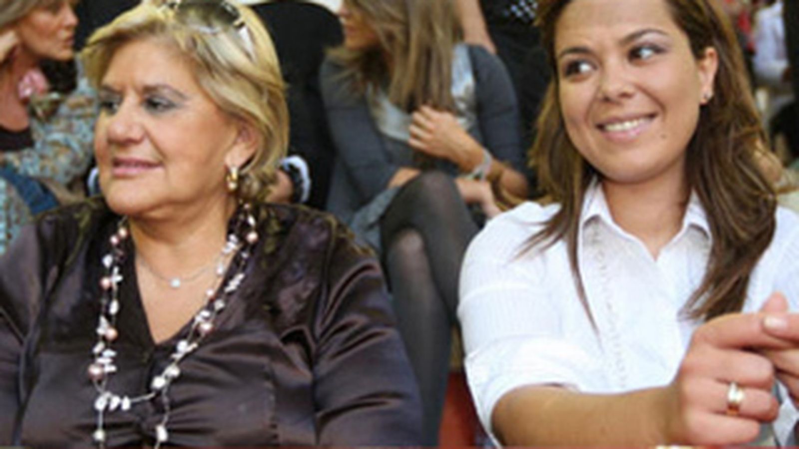 María José y su suegra, Carmen Bazán, en una plaza de toros.