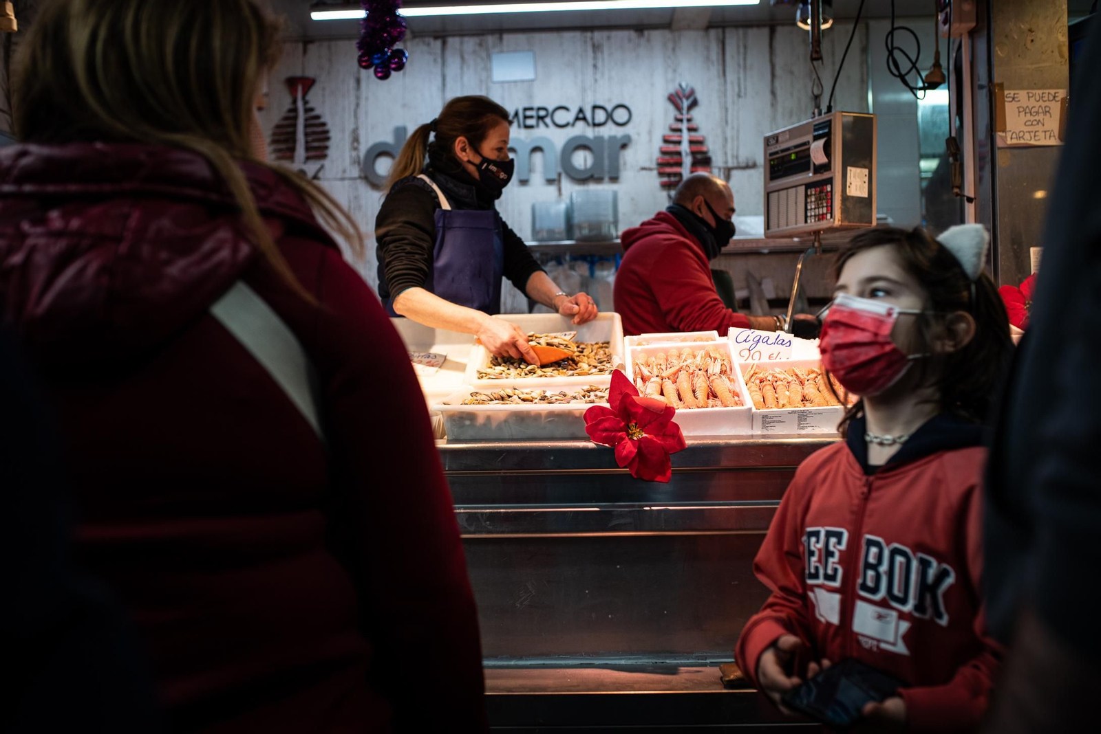 Imágenes de la mañana de compras para Nochevieja en el Mercado del Carmen