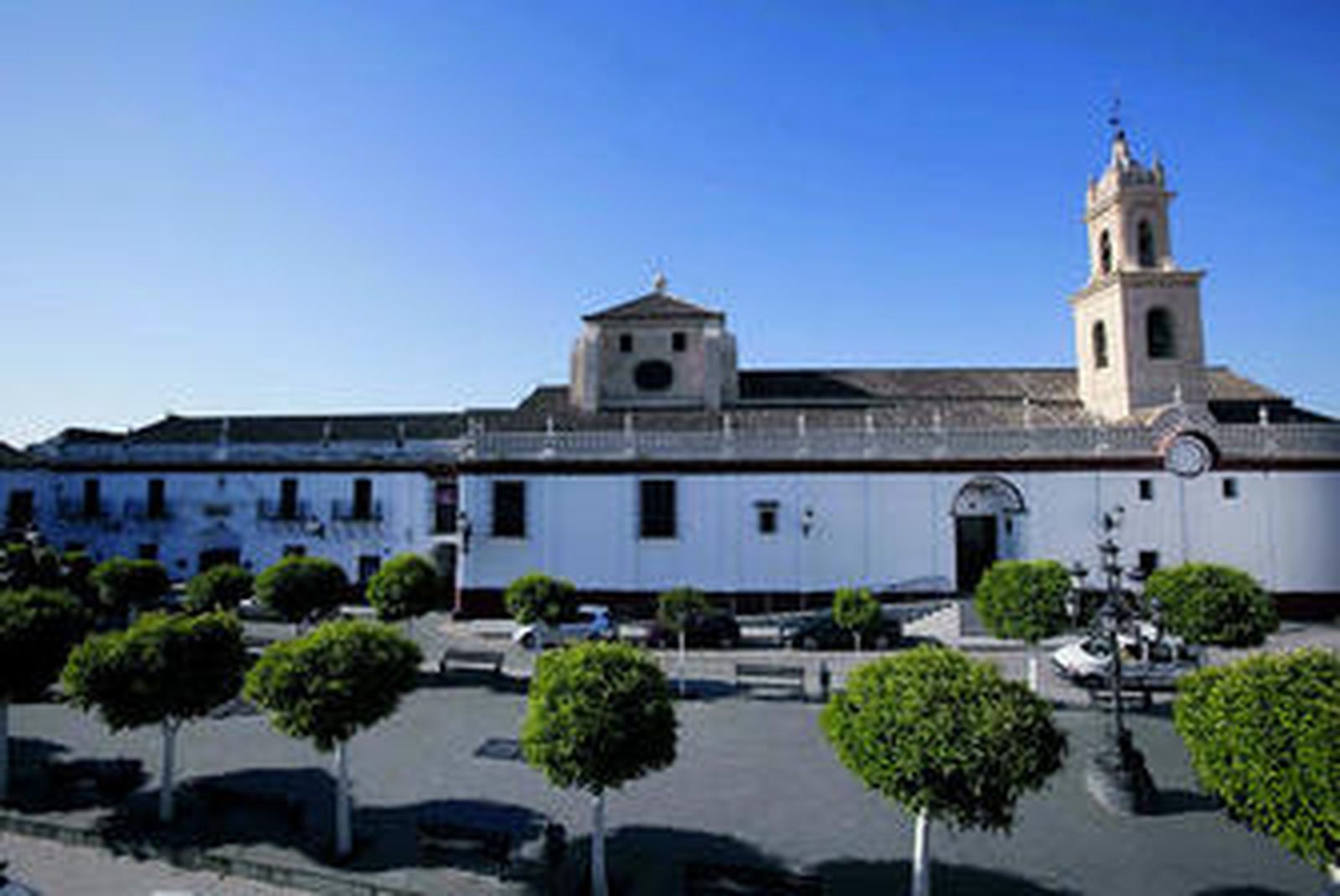 1. La colegiata de Santa María de las Nieves es uno de los edificios más vinculado al conde duque. 2. Patio del palacio del conde duque, actual Ayuntamiento. 3. Los visitantes bajan al partenon familiar 4. La sede de la Hermandad de la Veracruz es un antiguo hospital del siglo XVI 5. Explicaciones del guía en la Plaza España.