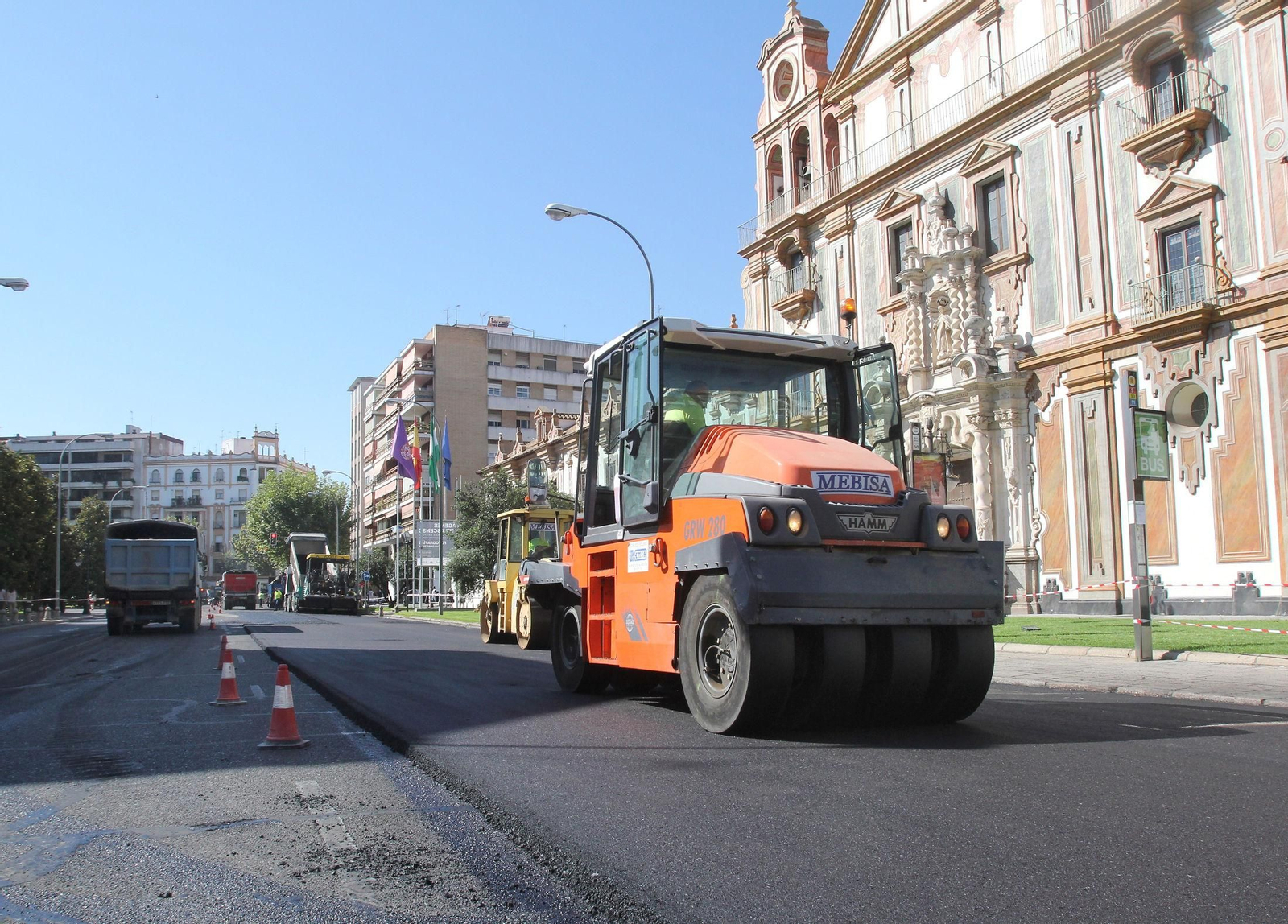 Asfaltado en la plaza de Colón