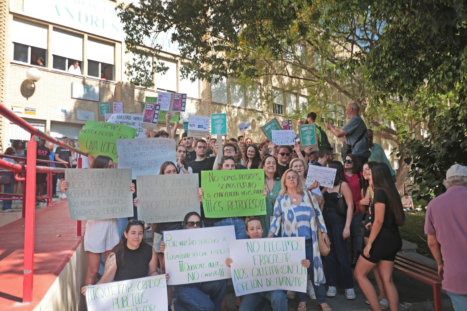 Alumnos a las puertas del IES Andrés Benítez para protestar contra la decisión. Alumnos a las puertas del IES Andrés Benítez para protestar contra la decisión.