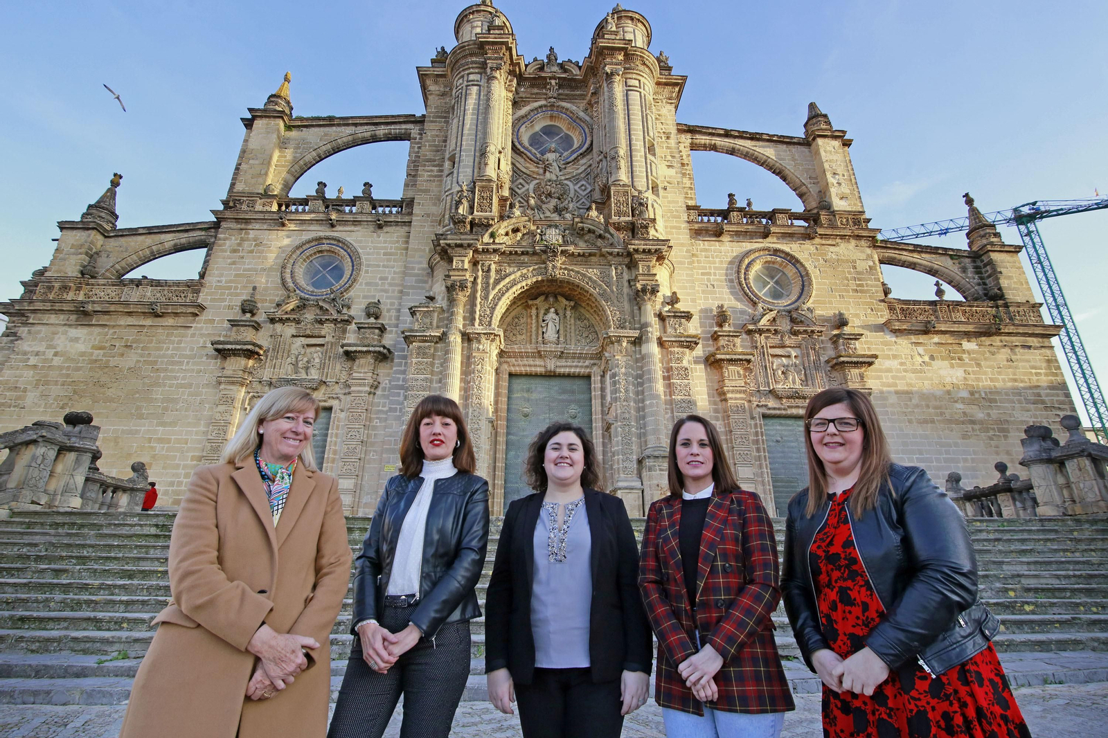 Las cinco hermanas mayores ante la fachada principal de la Catedral.