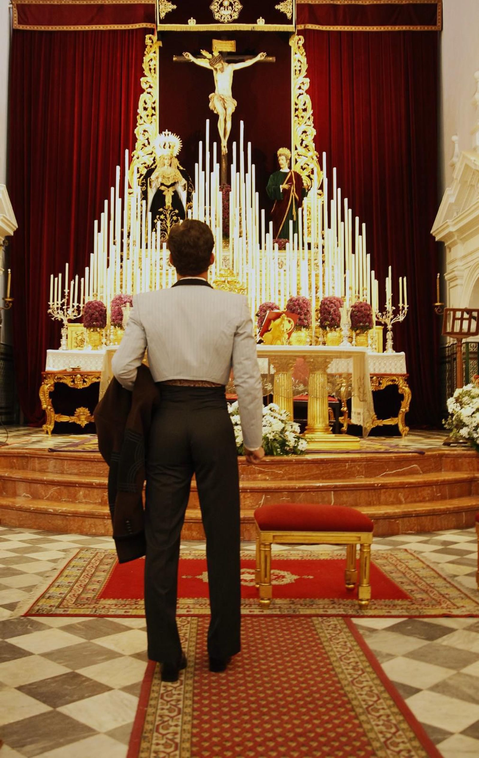 Manolo Vázquez delante de las imágenes titulares de la cofradía de San Bernardo en su altar de quinario.