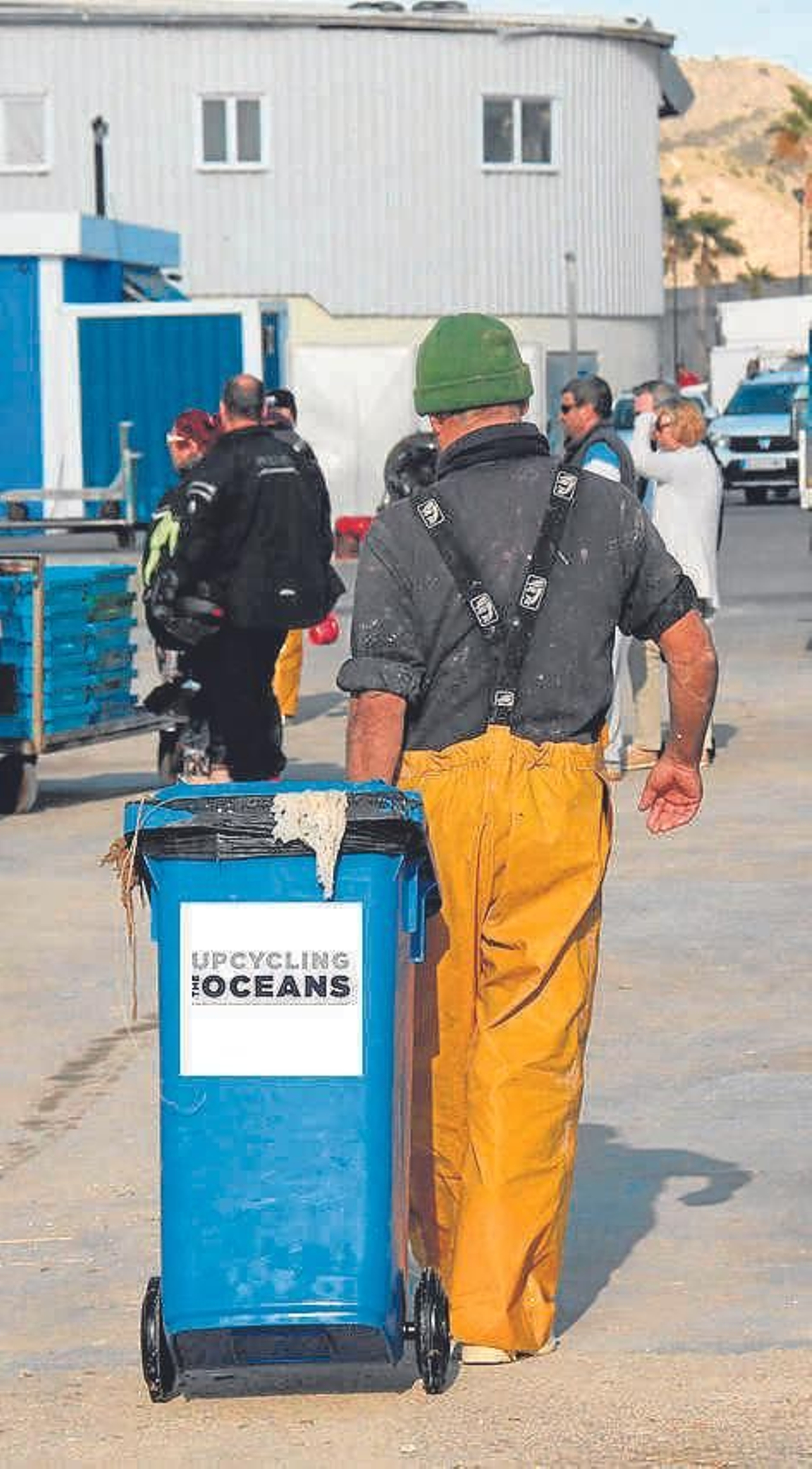 Un pescador con uno de los contenedores del proyecto.
