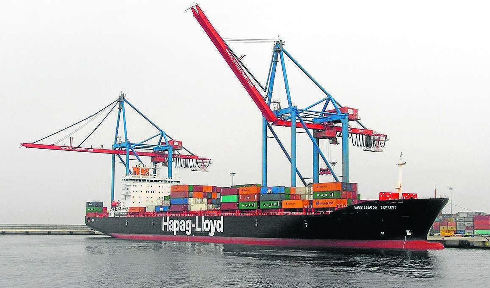 Un barco de la naviera alamena Hapag-Lloyd en el puerto de Málaga.