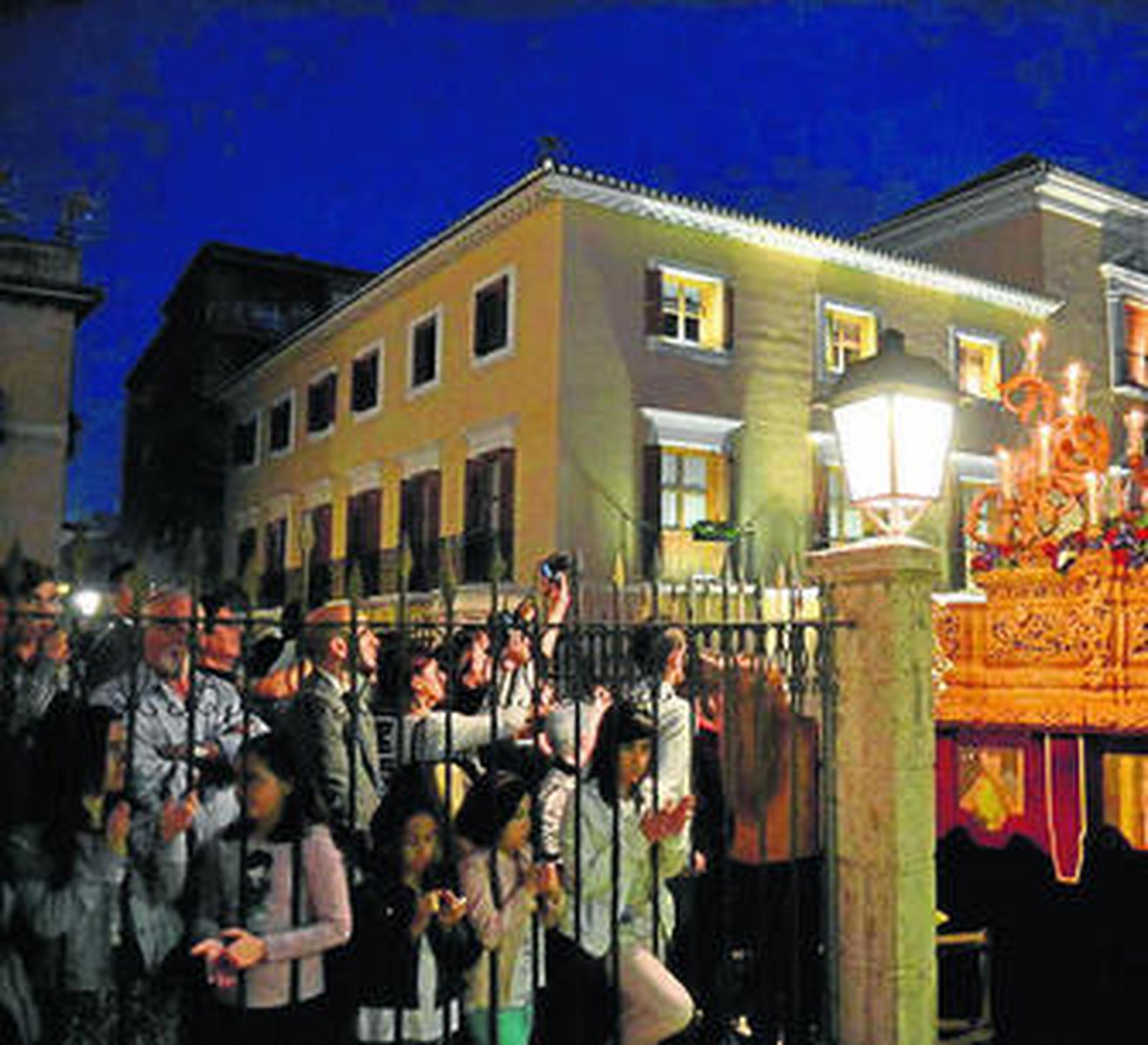Uno de los palios que procesionó ayer por Motril.