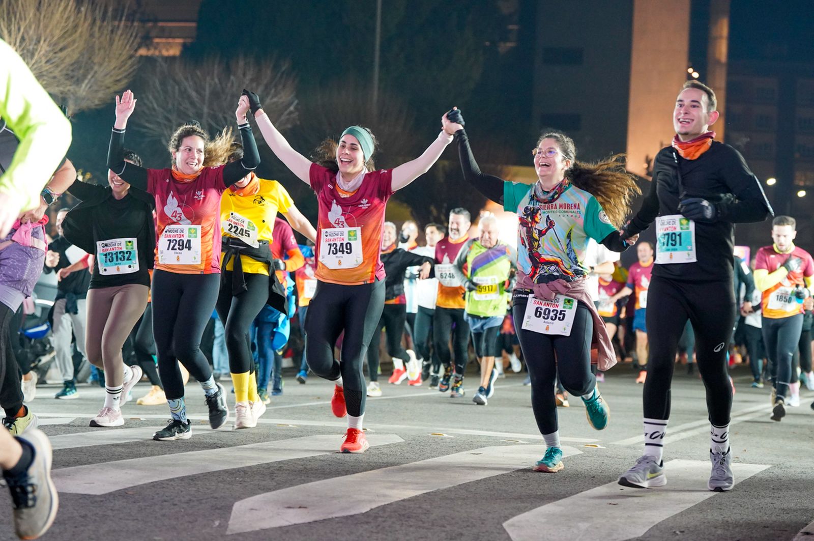 En imágenes: búscate en tu llegada a meta de la Carrera de San Antón 2026 (21)