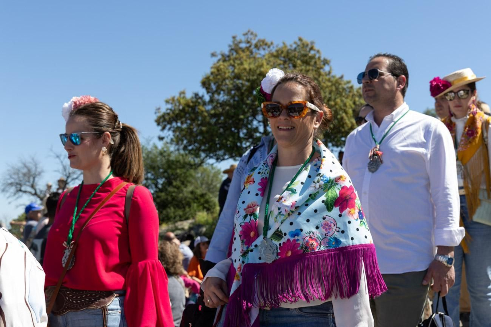 Miles de romeros acuden al encuentro de la Virgen de la Cabeza en su romería