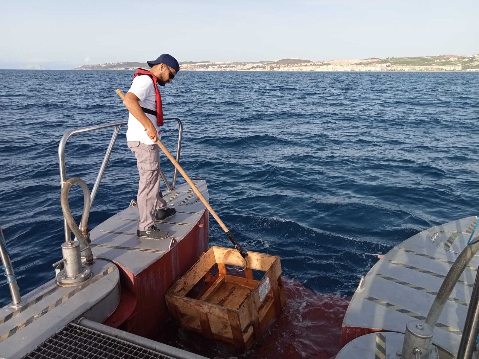 Una embarcación de limpieza marina de la Mancomunidad.