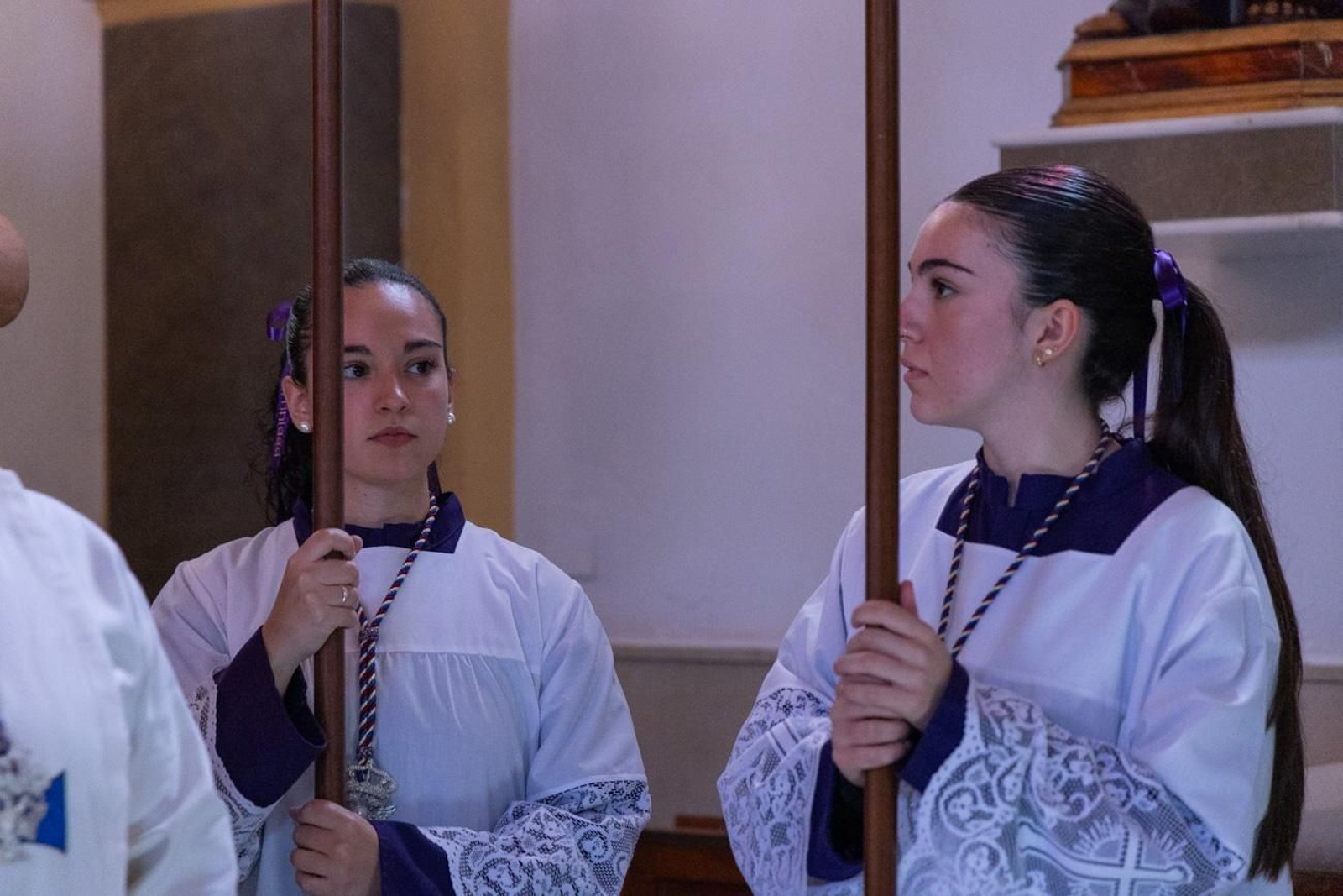 El Miércoles Santo inicia la tarde con los nazarenos trinitarios del barrio de Santa Isabel