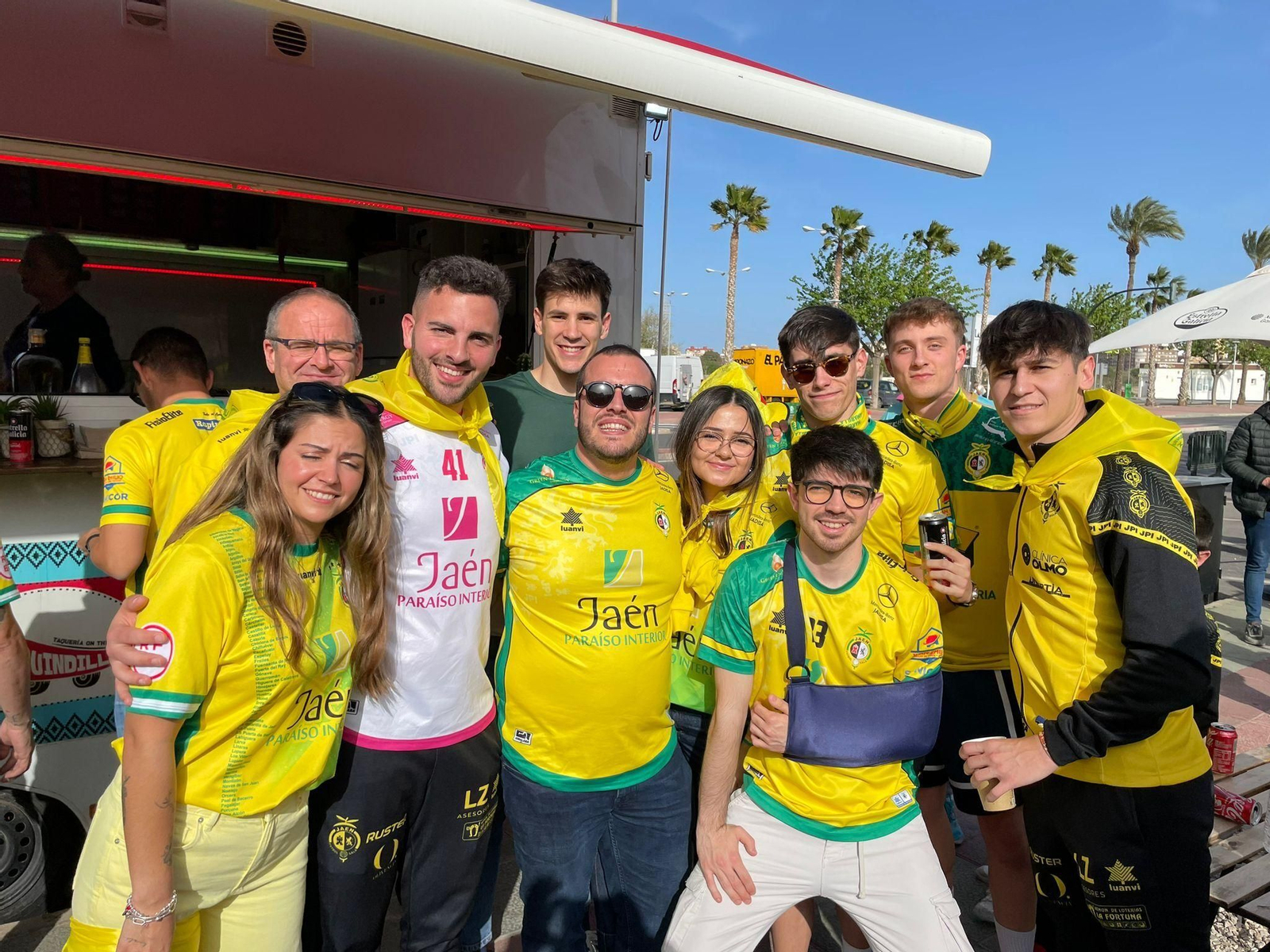 Fotogalería | La afición del Jaén Paraíso Interior FS tiñe Cartagena de amarillo