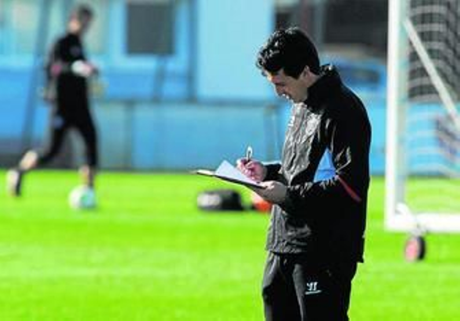 Unai Emery hace anotaciones en el entrenamiento de ayer.