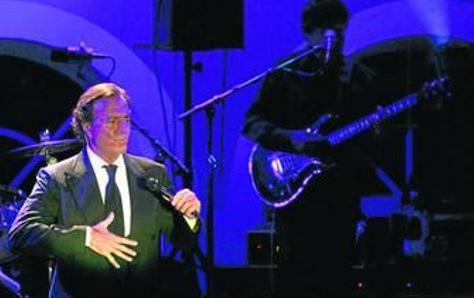 Julio Iglesias, en un momento del concierto ofrecido hace dos años en el Hotel Las Dunas de Estepona.