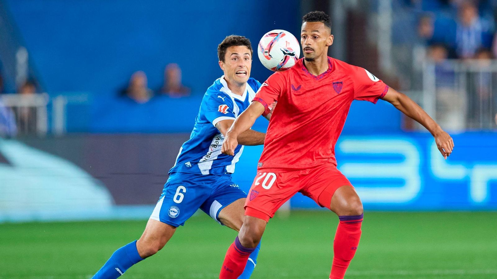 Djibril Sow durante el encuentro ante el Deportivo Alavés junto a Guevara en el estadio de Mendizorroza.