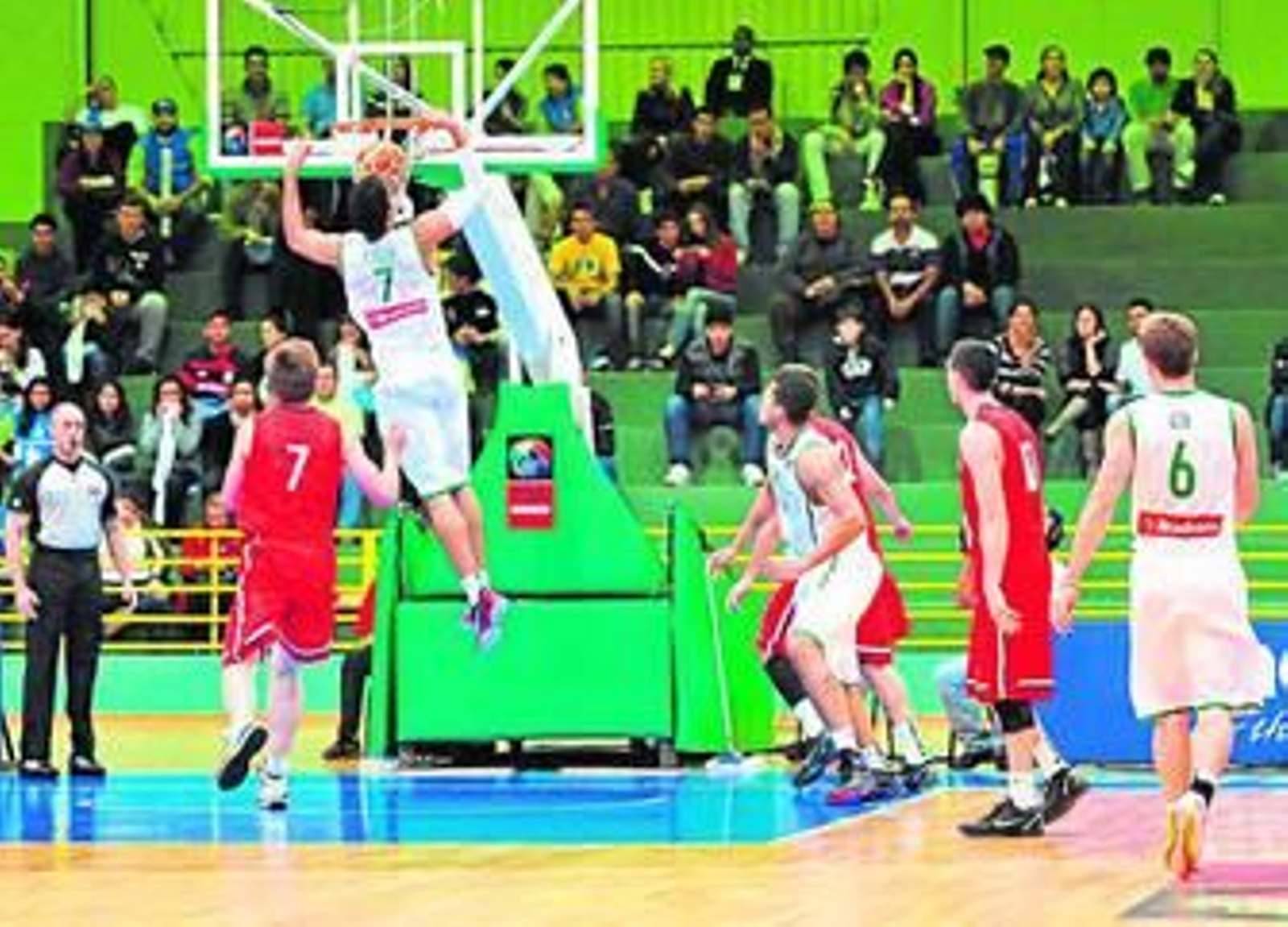 Augusto Lima realiza un mate en un amistoso ante Canadá, con Freire en primer término.