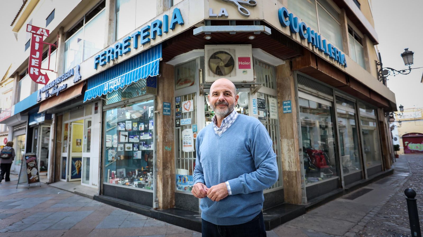 José Manuel Morales, gerente de La Tijera, en la puerta del popular negocio del centro de Jerez.