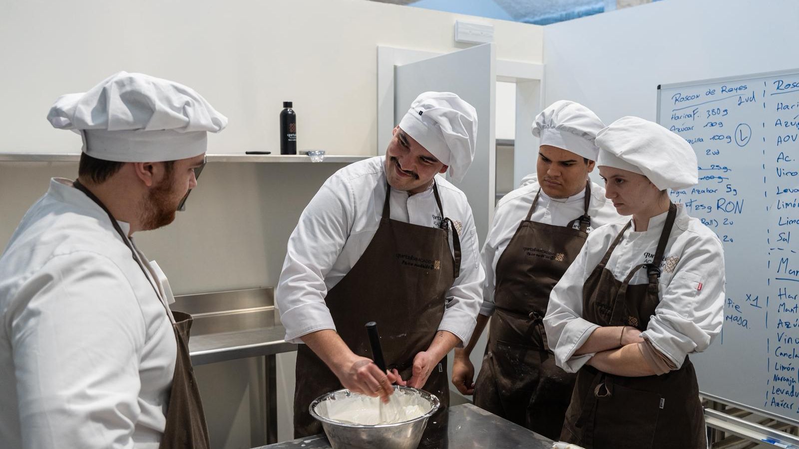 Alumnos de Qurtuba Academy en tareas de repostería