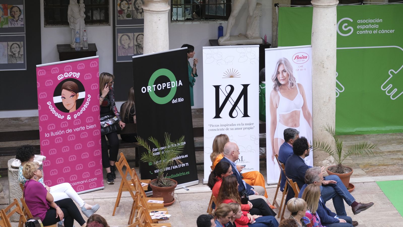 Imágenes del desfile benéfico contra el cáncer, en la Escuela de Artes de Almería