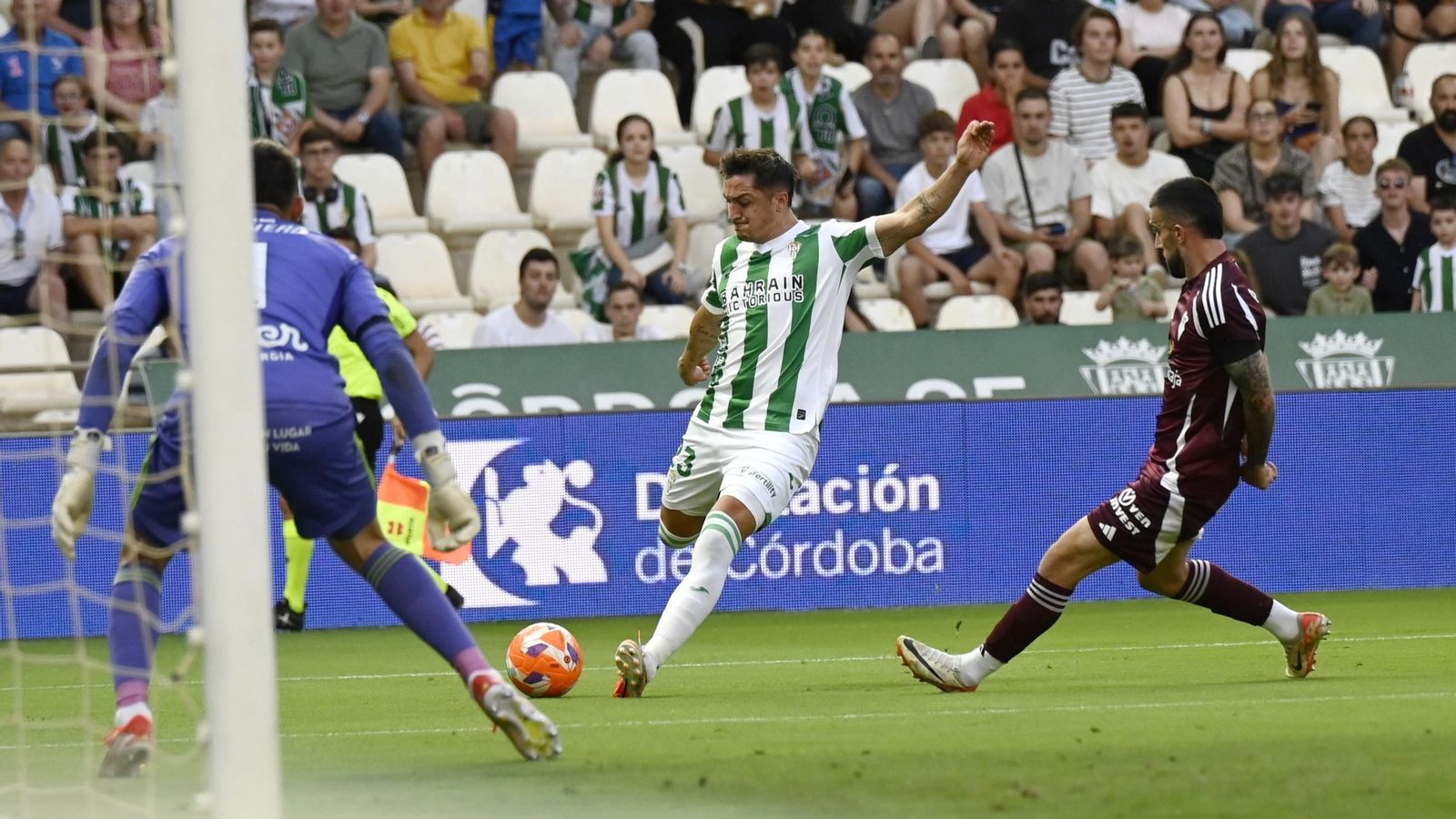 Carracedo remata en la primera acción de peligro del Córdoba CF ante el Albacete.