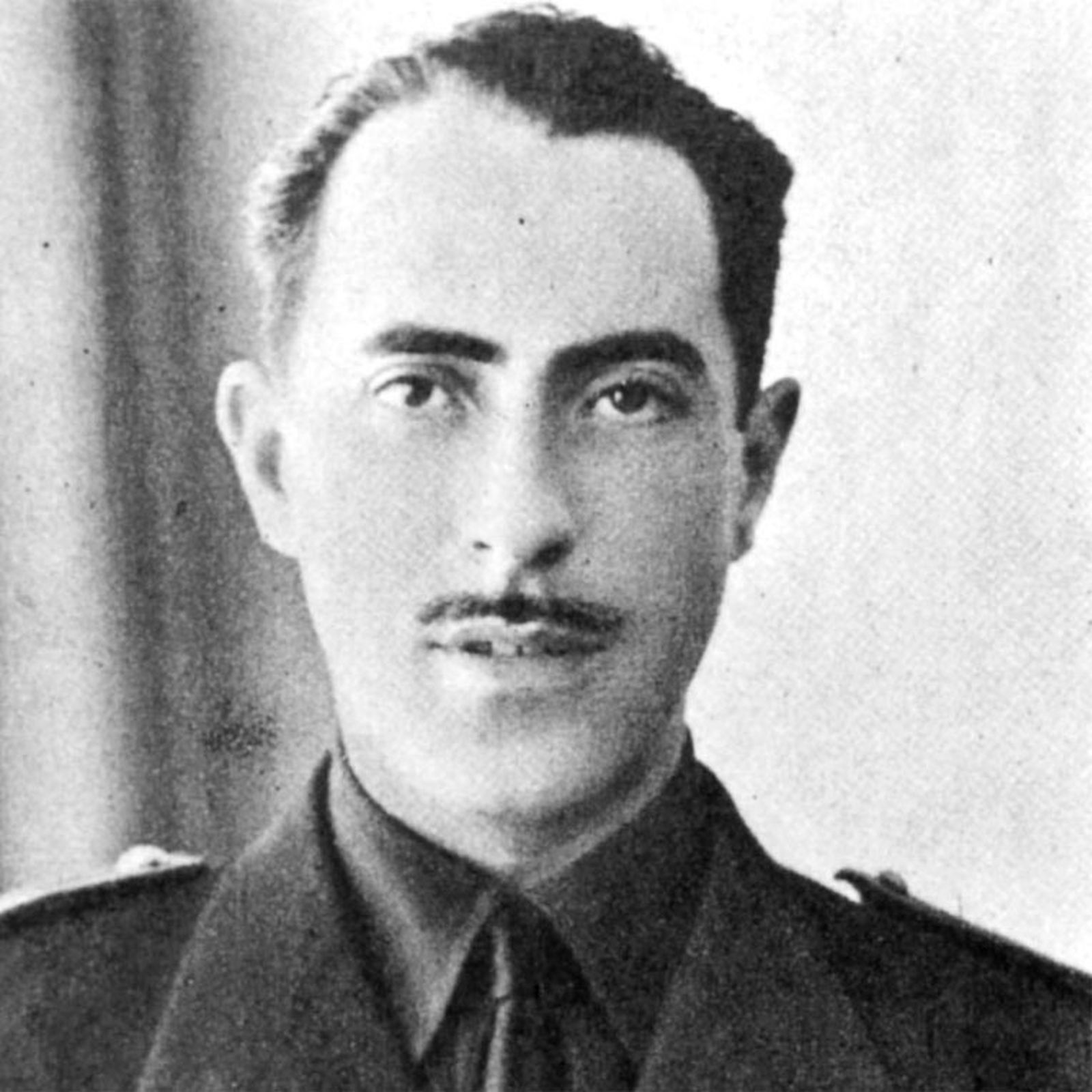 Valcárcel, con el uniforme falangista.