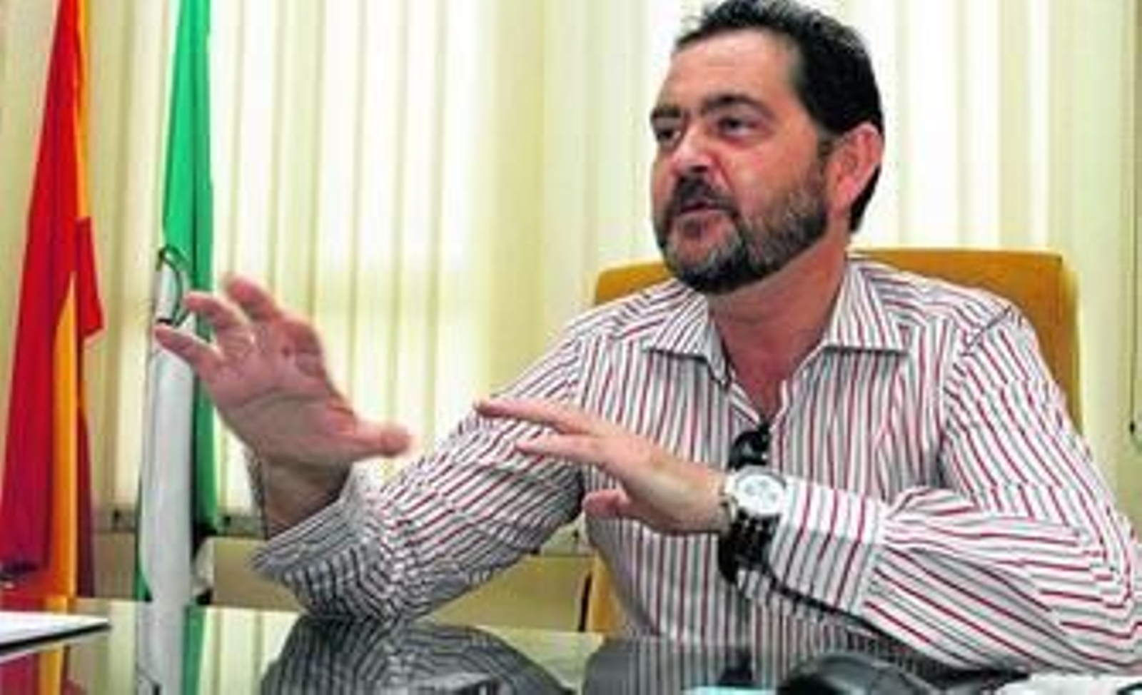 Manuel Checa en su despacho, en una de las dependencias del Instituto de Medicina Legal de Almería.