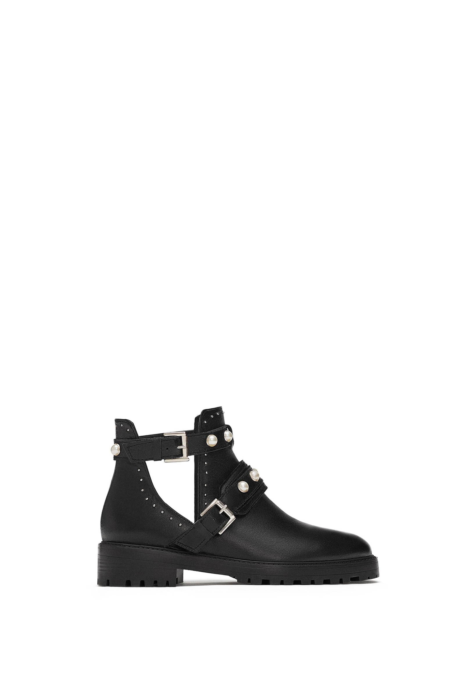 Botines bajos de inspiración rockera: con los tobillos descubiertos y aplicaciones de perlas. De Zara. Los mejores zapatos de tendencia esta temporada