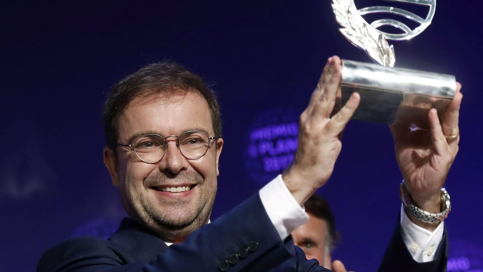 Javier Sierra, con el premio en las manos.