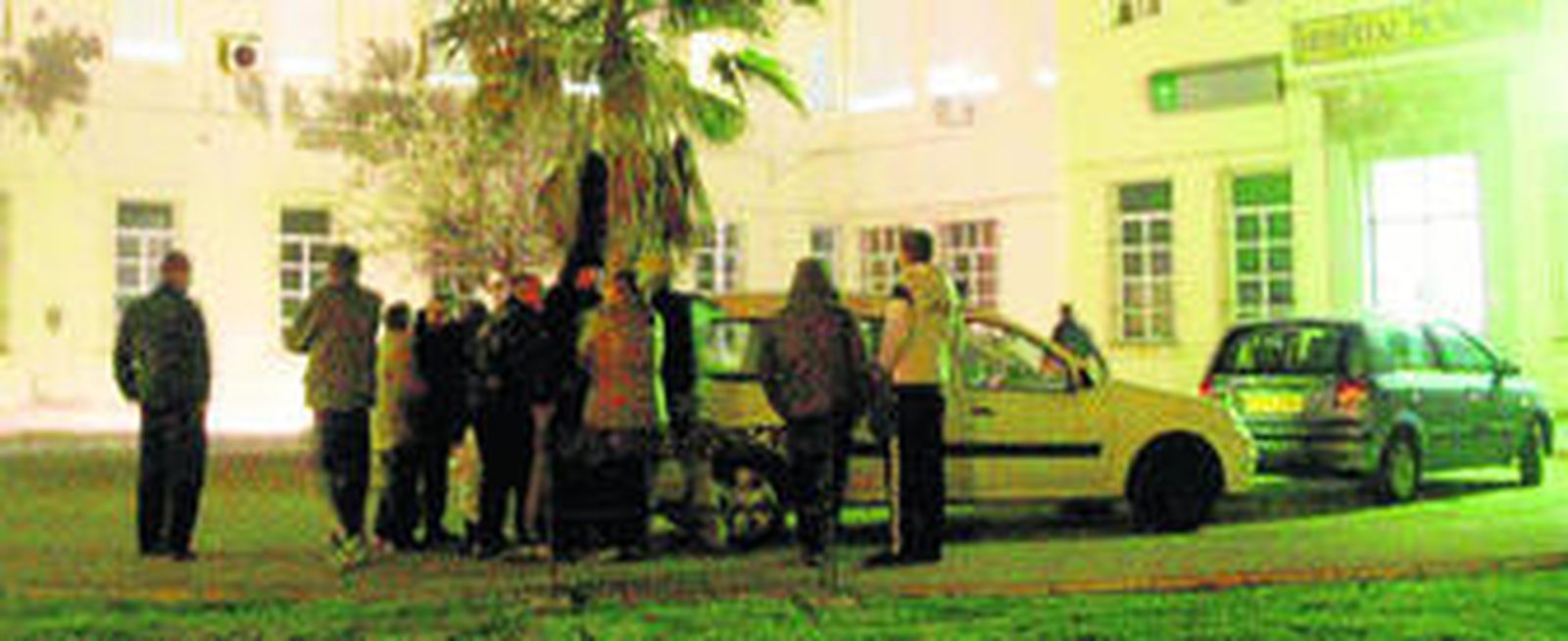 Voluntarios de Café y Calor asisten a varias personas en el antiguo hospital municipal.