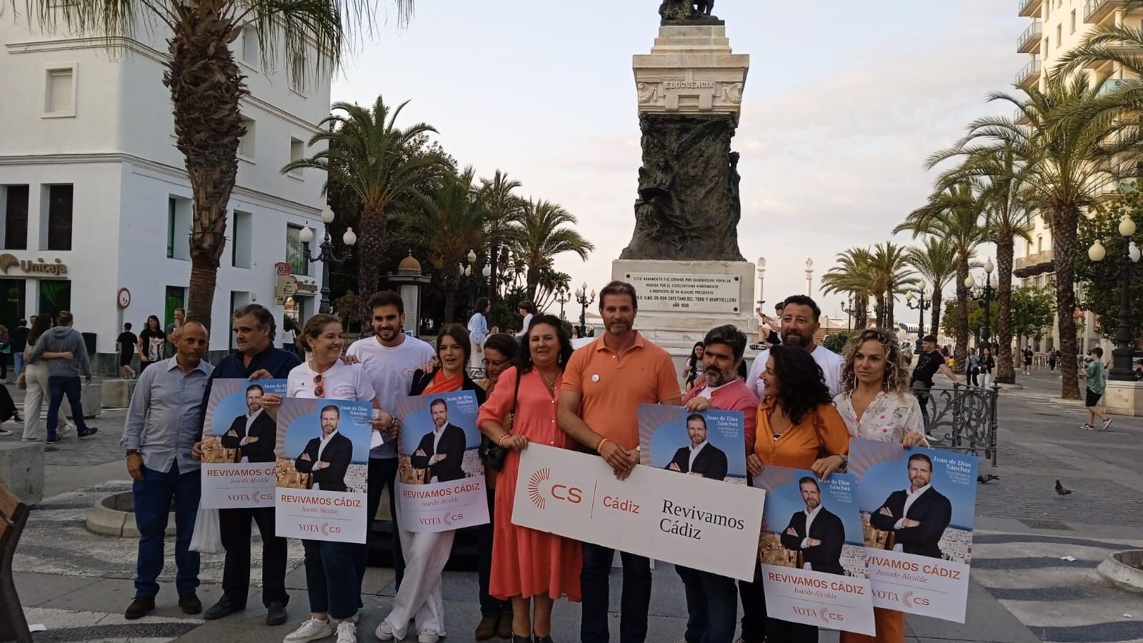 La candidatura de Ciudadanos cerrando la campaña en la plaza de San Juan de Dios.